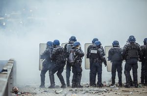 AgroPublic | Δίπλα στον αγρότη, καθημερινά αγροτικά νέα, γεωπονικές δημοσιεύσεις | riot police holding shield in front of smoke thumbnail