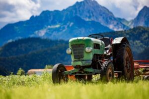 AgroPublic | Δίπλα στον αγρότη, καθημερινά αγροτικά νέα, γεωπονικές δημοσιεύσεις | depositphotos 187294008 stock photo old tractor in the alpine