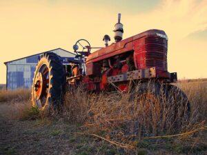 AgroPublic | Δίπλα στον αγρότη, καθημερινά αγροτικά νέα, γεωπονικές δημοσιεύσεις | tractor agriculture machine rural farming plowing equipment rusted plow