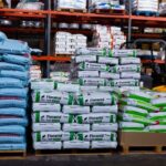 | fertilizantes la venta en tienda de barcelona espana noviembre palletas con organicos y minerales bolsas para almacen 197842958