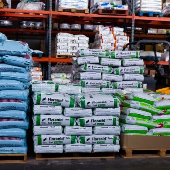 | fertilizantes la venta en tienda de barcelona espana noviembre palletas con organicos y minerales bolsas para almacen 197842958
