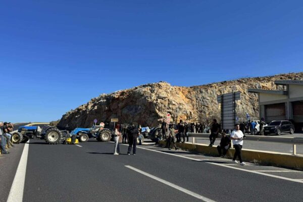Κρήτη: Μπλόκα των αγροτοκτηνοτρόφων σε Χανιά και Ηράκλειο
