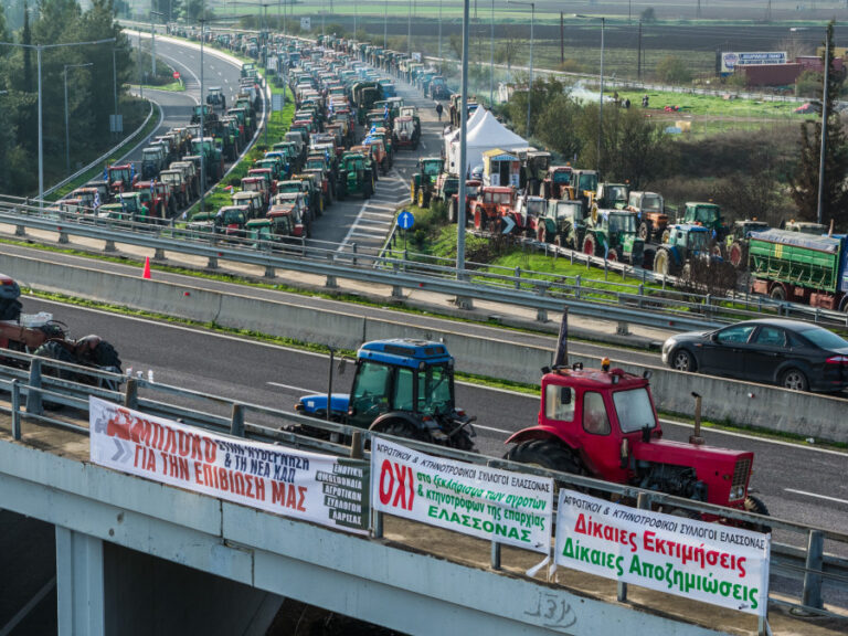 Αγροτικά μπλόκα: Αποκλιμάκωση των αποκλεισμών ενόψει της συνάντησης με Μητσοτάκη